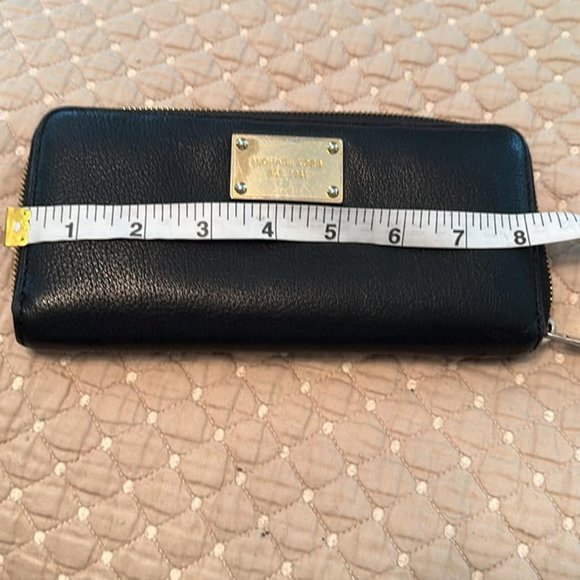 Michael Kors wallet - Picture 2 of 3